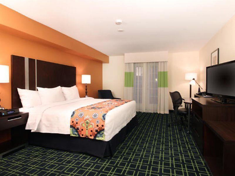 Fairfield Inn & Suites San Diego Old Town Rom bilde
